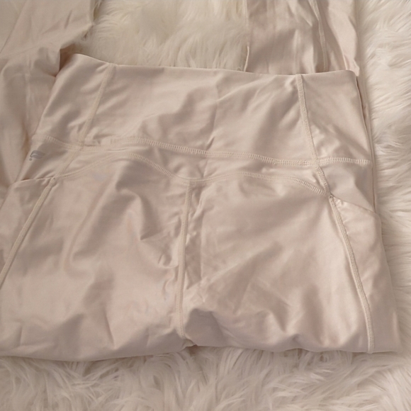 Fabletics cream pearl work out suit Leggings crop top - Picture 4 of 4